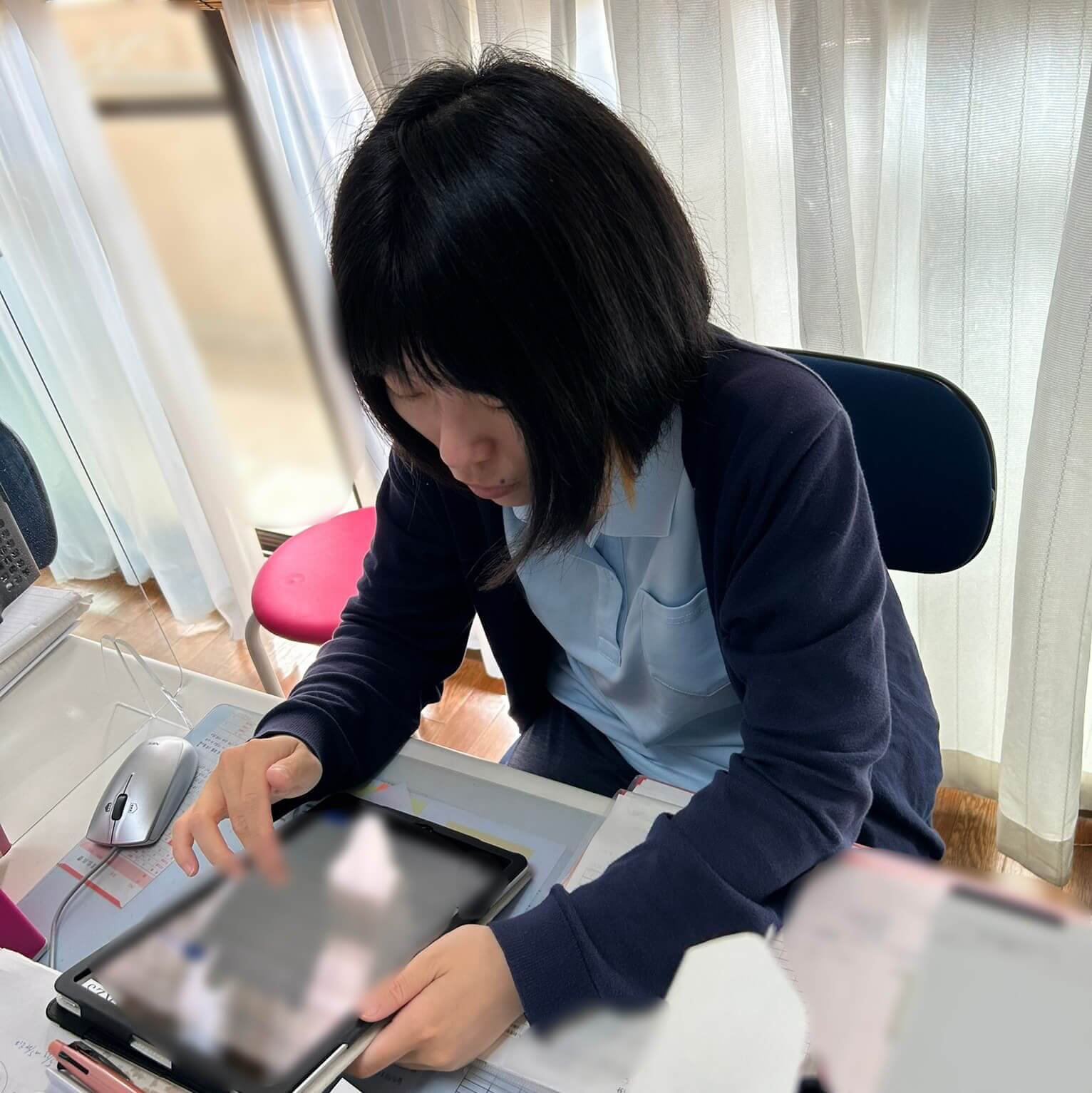 スタッフが仕事している様子