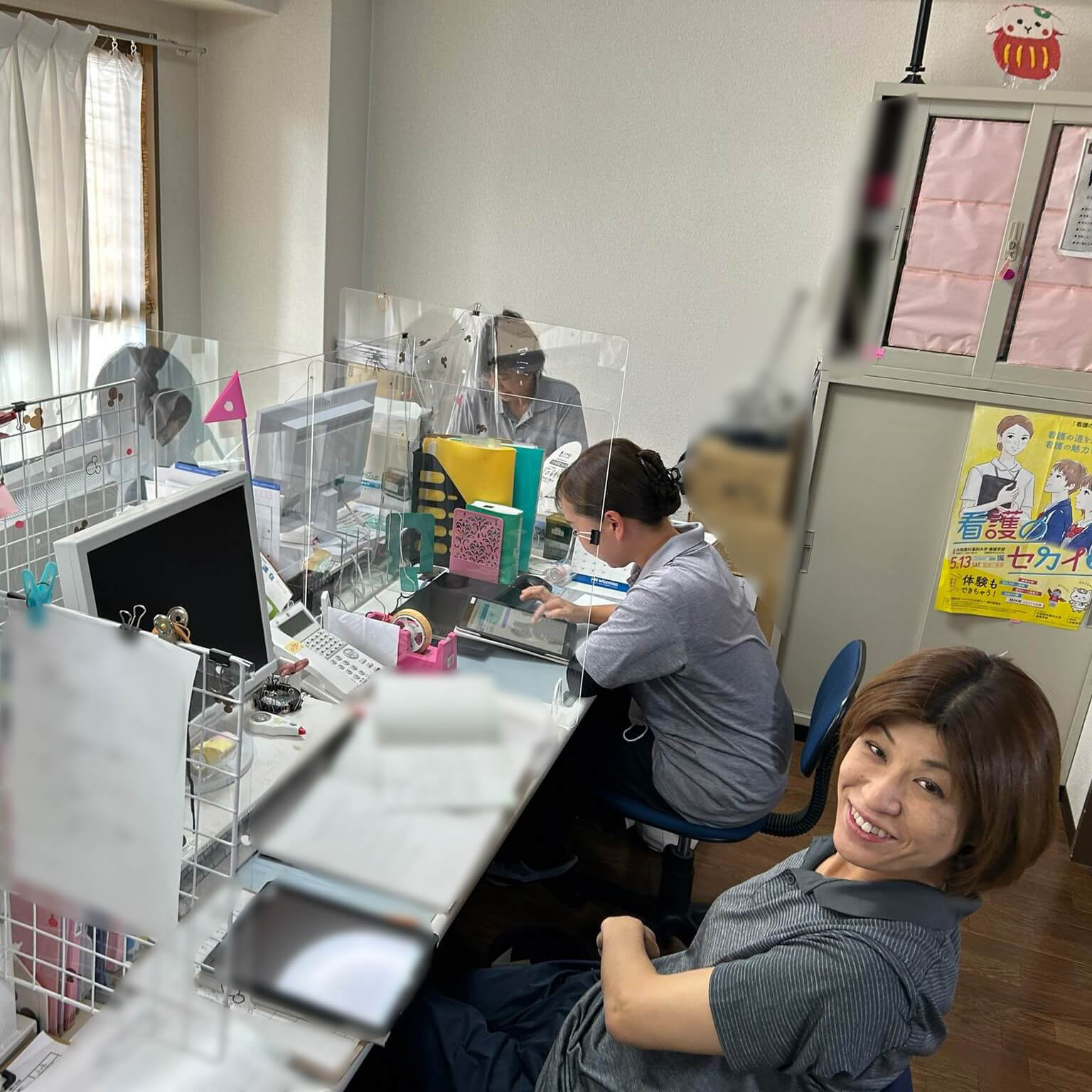 スタッフが仕事している様子