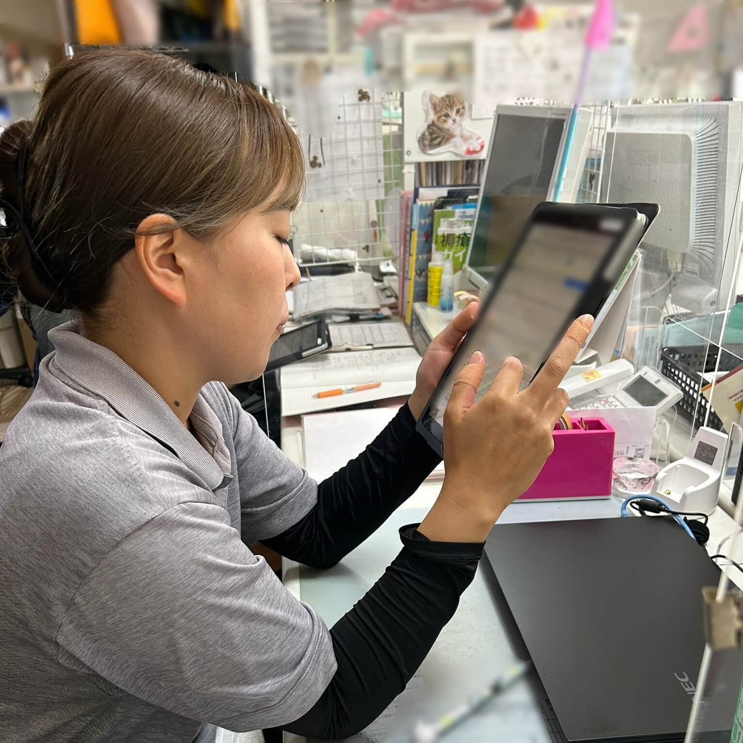 スタッフが仕事している様子