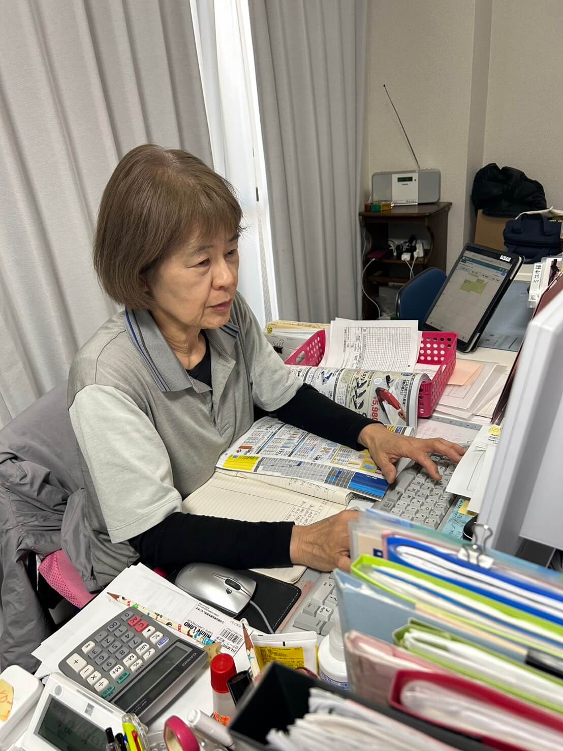 スタッフが仕事している様子