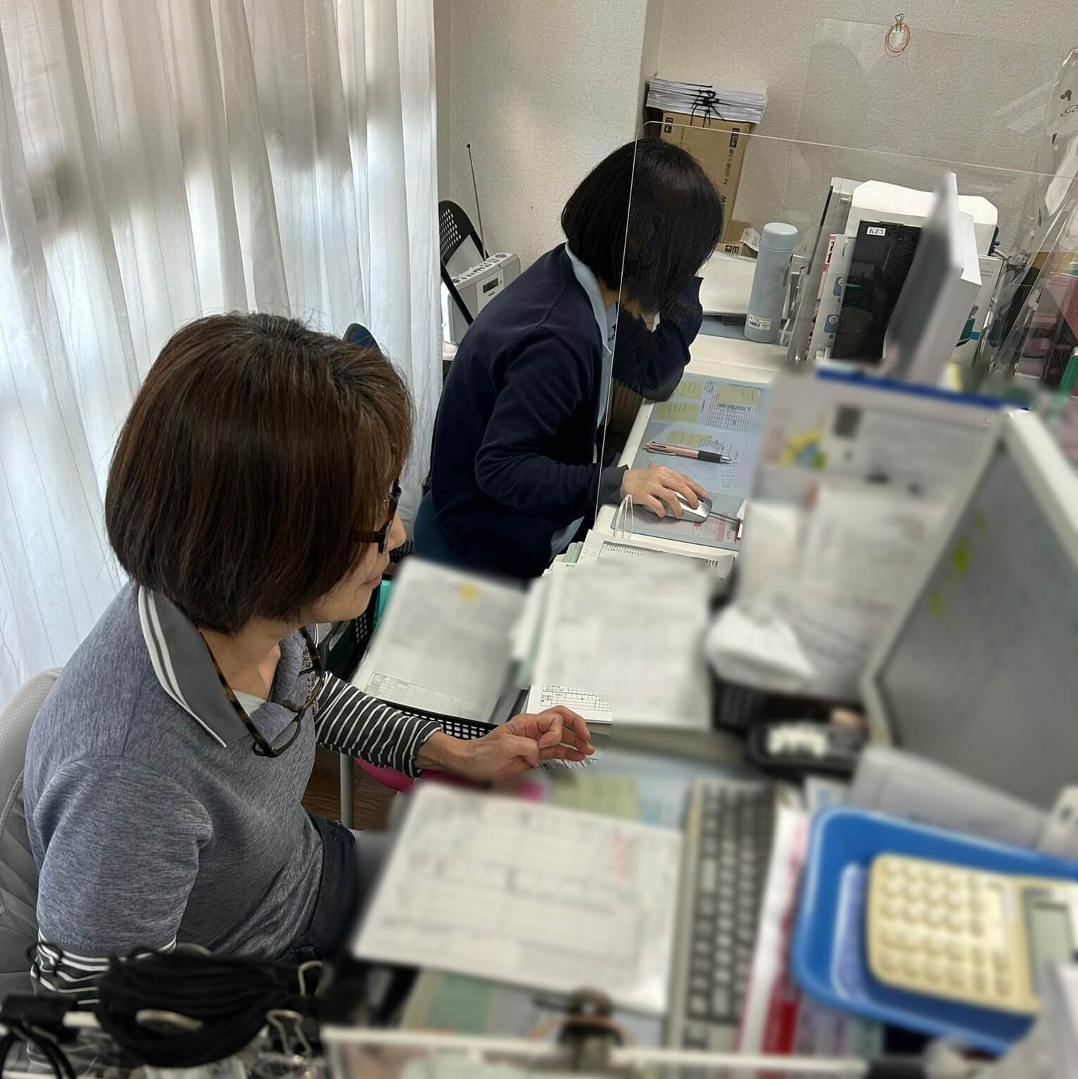 スタッフが仕事している様子